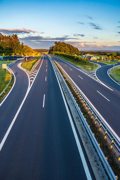 写真 空から見た高速道路と空