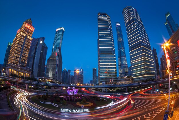 写真 夜に照らされた都市の建物の空中写真