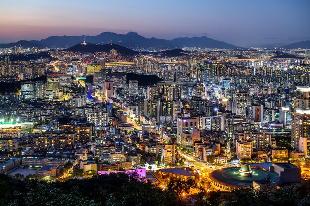 写真 夜に照らされた都市の建物の空中写真