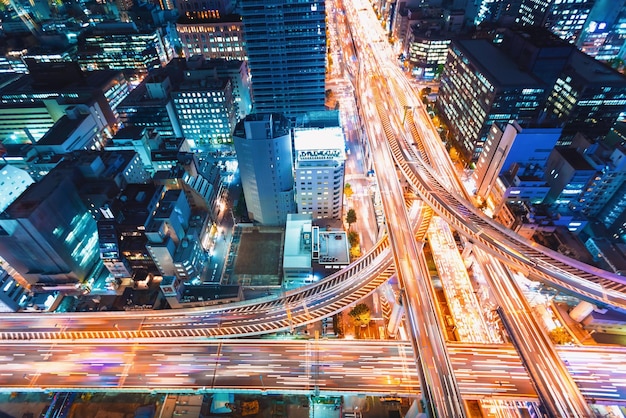 写真 夜の照らされた都市風景の空中景色