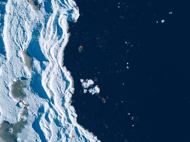 사진 무인 항공기 보기에서 핀란드 금이 간 얼음 호수 또는 바다 얼음 형성의 공중 보기
