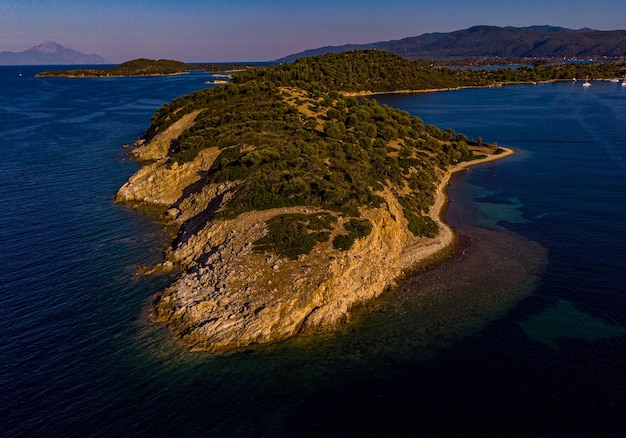 Вид с воздуха на землю и море красивого лагониси в греции