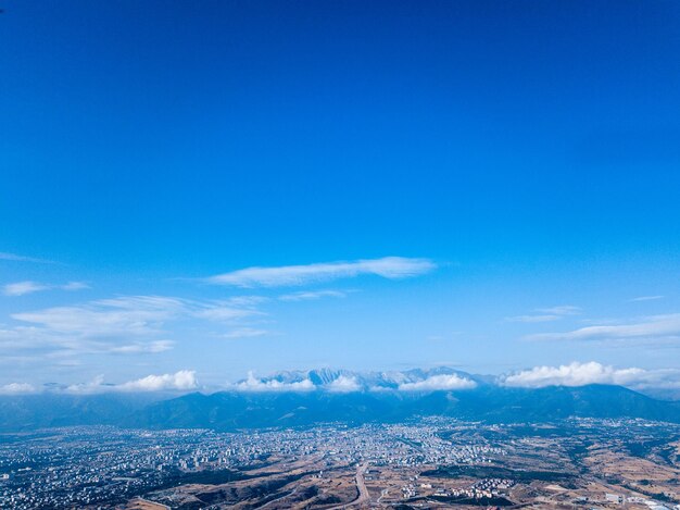 写真 青い空を背景にした風景の空中写真