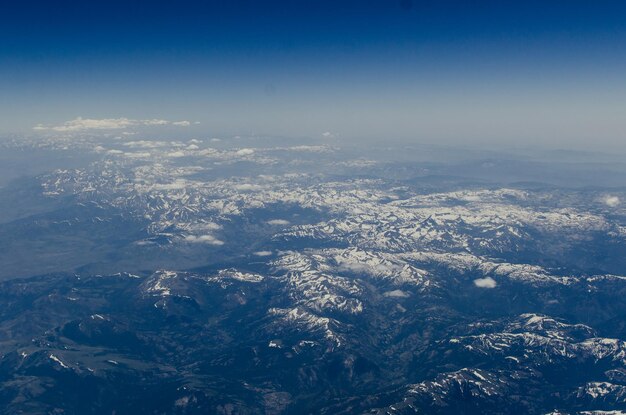 写真 青い空を背景にした風景の空中眺め