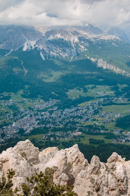 Фото Воздушный вид ландшафта и гор на фоне неба