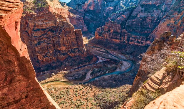 写真 背景に山脈がある風景の空中写真