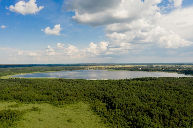 Фото Вид с воздуха на большое озеро страны для рыбалки
