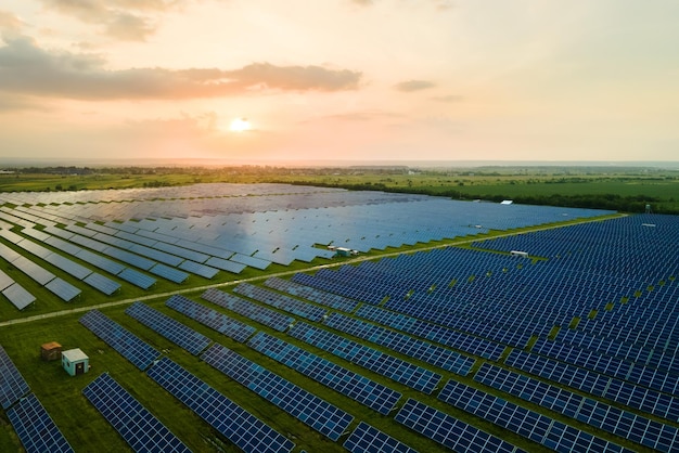 多くの列の太陽光発電パネルを備えた大規模で持続可能な発電所の航空写真