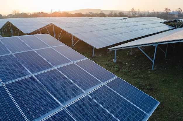 写真 クリーンな生態系電気エネルギーを生成するための太陽光発電パネルの列を備えた大規模で持続可能な発電所の航空写真ゼロエミッションコンセプトの再生可能電力