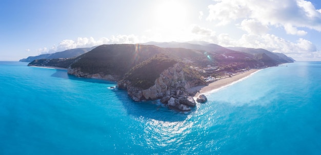 Фото Воздушный вид острова лефкада греция красивый пляж уникальные скалистые скалы бирюзово-голубая вода залив в греческой впечатляющей береговой линии летом лучшее место для путешествий