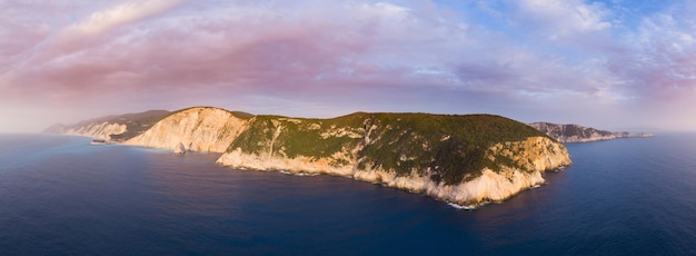 Фото Воздушный вид острова лефкада закат драматическое небо красивый пляж уникальные скалистые скалы водный залив в греции впечатляющая береговая линия греция летнее туристическое направление