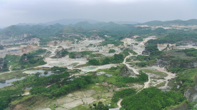 사진 광산 으로서 석회암 산 의 공중 사진