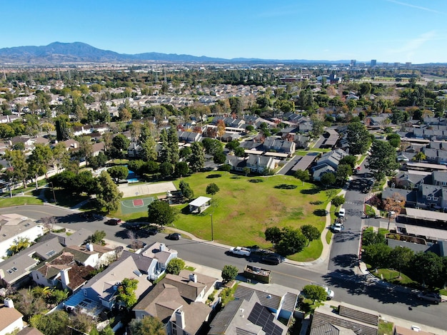 カリフォルニア州アーバインオレンジカウンティの住宅街にある小さな公園の空撮