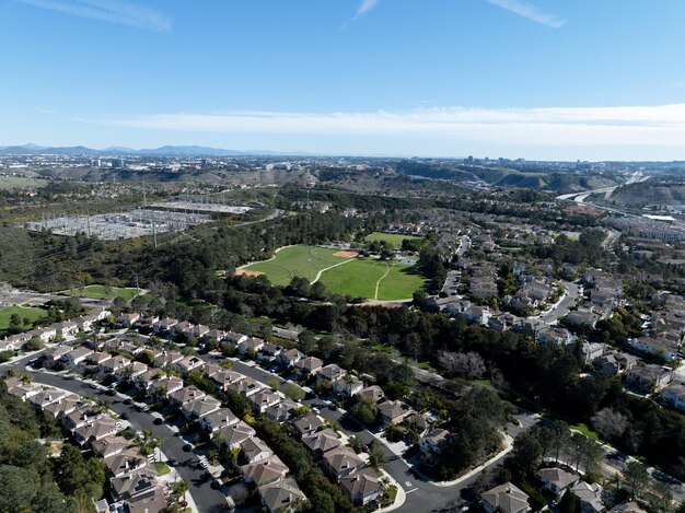 写真 サンディエゴの住宅区と住宅の中流階級の区画の空中写真