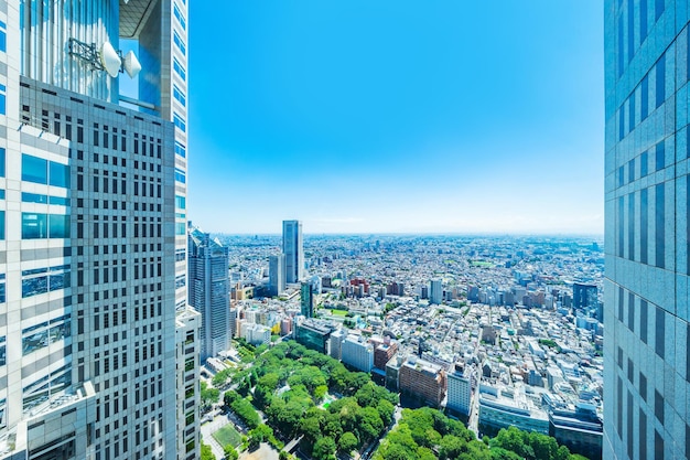 写真 明るい青い空に照らされた近代的な建物の空中景色