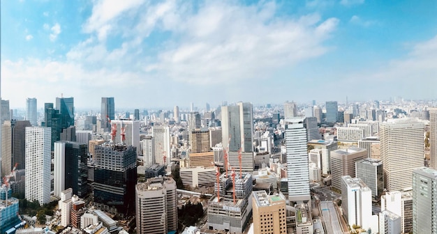 写真 空から見た街の近代的な建物と空