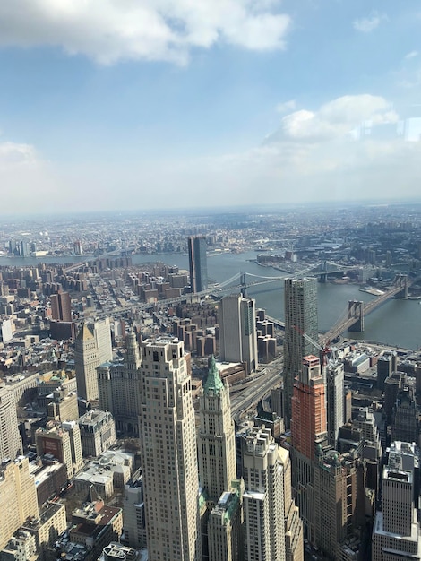 写真 空から見た街の近代的な建物と空