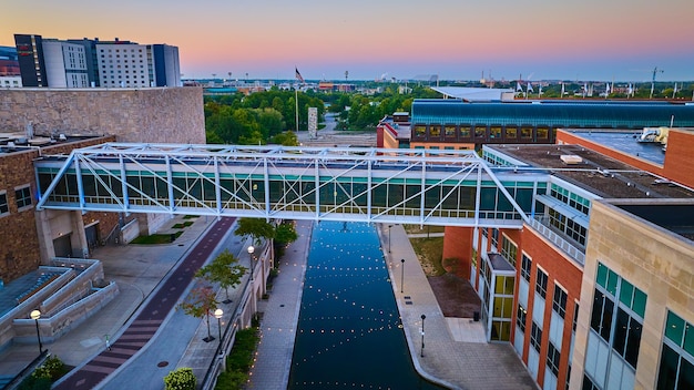 写真 青い時間に運河を越える現代の歩行者橋の空中眺め