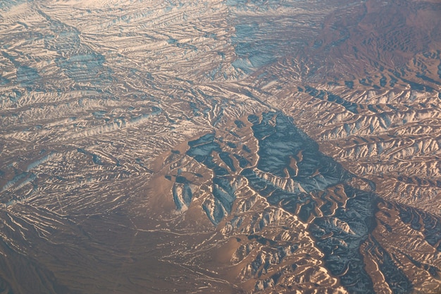 写真 飛行機の窓から山の空撮