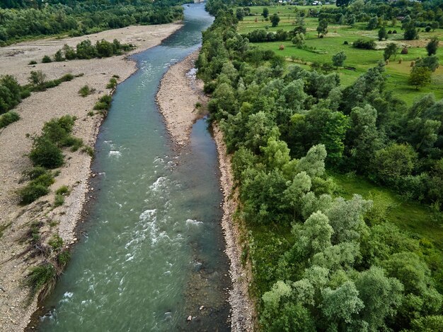 Вид с воздуха на ручей горной реки с ландшафтом долины камней украина