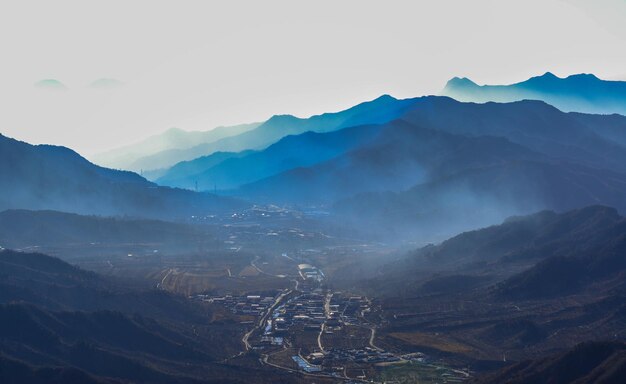 写真 明るい空に照らされた山の空中景色