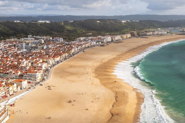 Фото Воздушный вид на пляж назаре и атлантический океан португалия