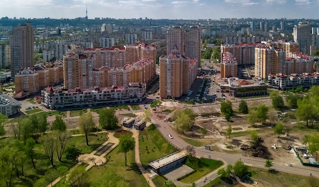 Фото Аэрофотоснимок нового современного жилого района оболонь у днепра в киеве, городской пейзаж киева сверху, украина