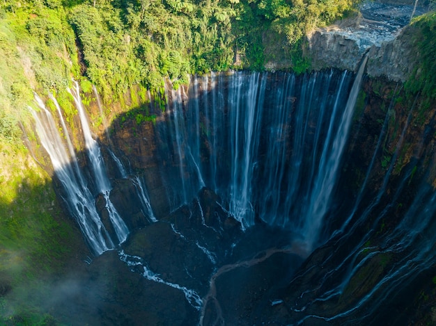사진 파크 세우 폭포 (영어: tumpak sewu waterfall) 는 인도네시아 동자바의 관광 명소이다.