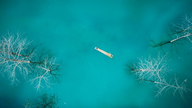 写真 湖上のラフトの空中写真