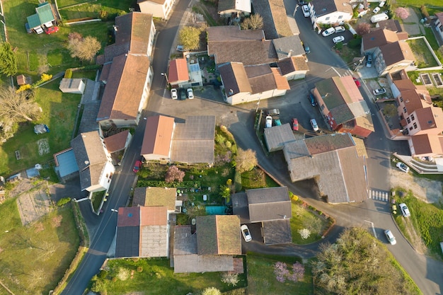 Фото Вид с воздуха на жилые дома в зеленой пригородной сельской местности