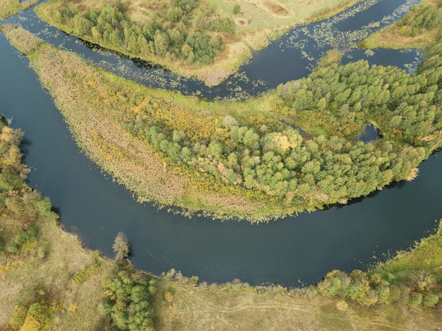 Фото Вид с воздуха на реку снов осенью возле села седнев, черниговская область, украина