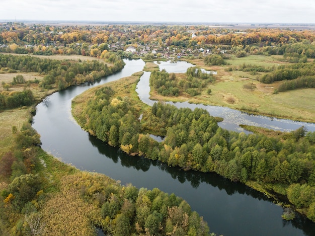 写真 ウクライナ、チェルニーヒウ地域、セドニウの村の近くの秋のスノフ川の空撮。