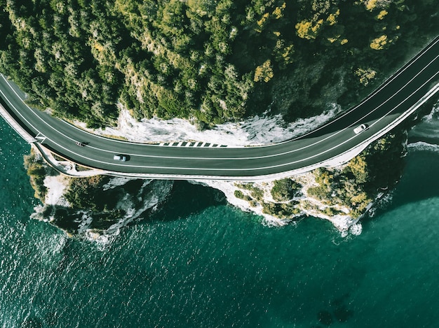 イタリアの海または海に沿って進む道路の空撮