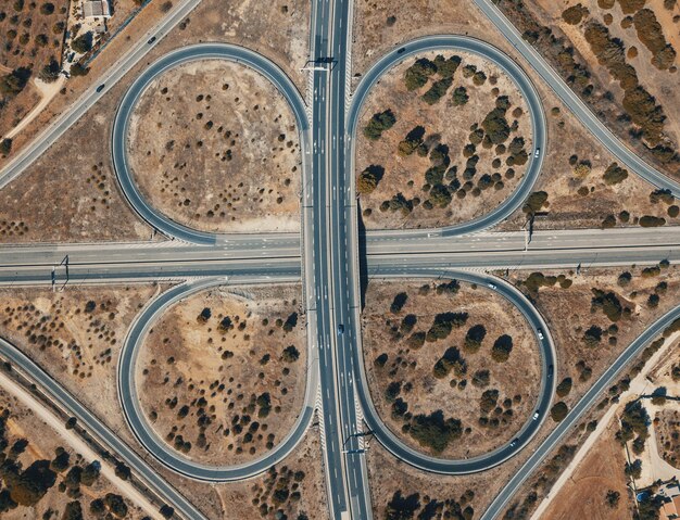 写真 畑の中の道路の空中写真