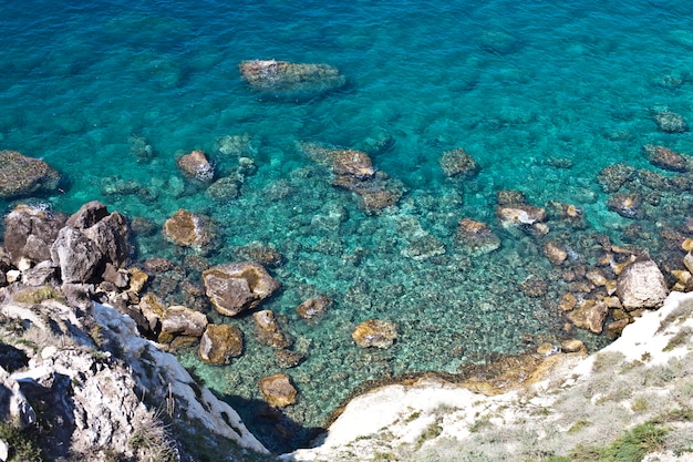 Вид с воздуха на скалы на море. обзор морского дна, вид сверху