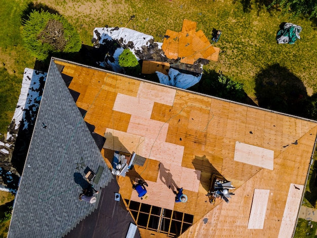 写真 新しい屋根の住宅アパートの屋根建設修理工の航空写真
