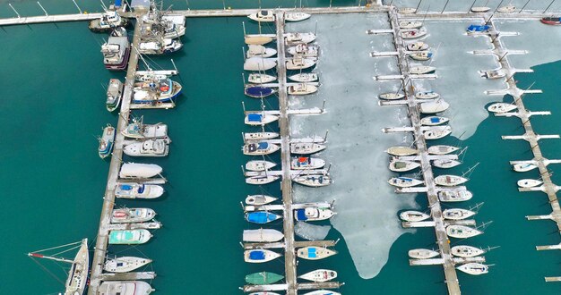 写真 港に停泊した帆船の空中写真