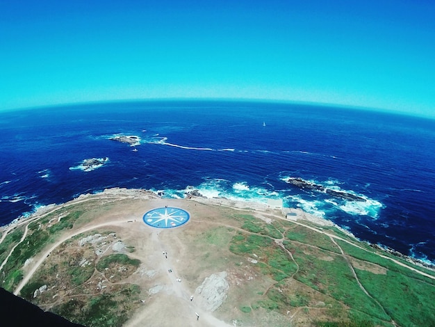 写真 晴れた空に照らされた海の空中景色