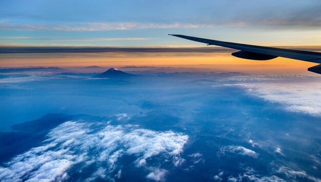 写真 夕暮れの空を背景に海を空から眺める