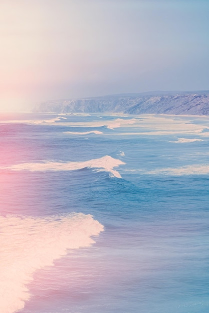 写真 夕暮れの空を背景に海を空から眺める