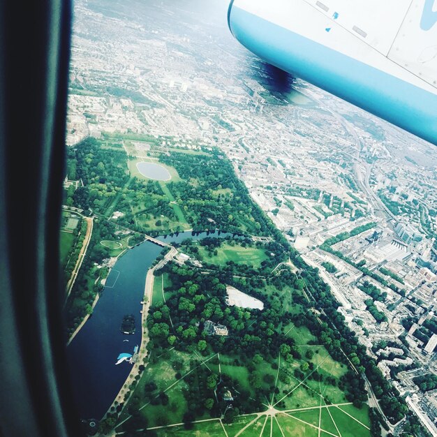 写真 飛行機の窓から見た海の空中景色