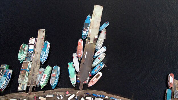 Фото Вид с воздуха на несколько пришвартованных небольших лодок