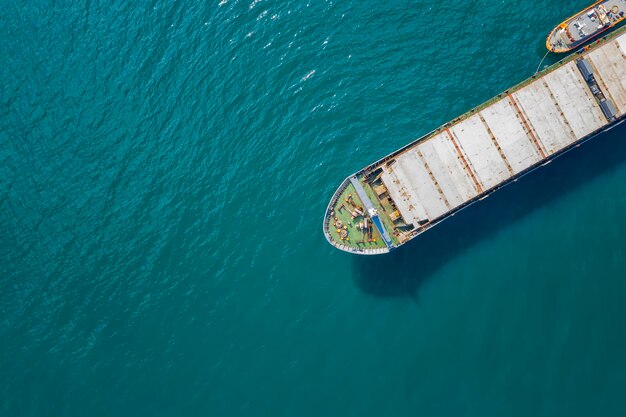 Фото Воздушный вид корабля на море