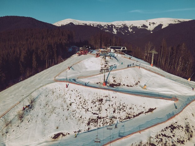 Фото Аэрофотоснимок горнолыжного курорта со склонами копирует космический закат