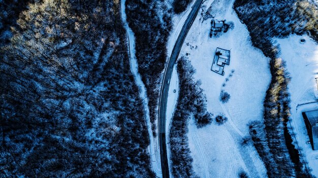 写真 雪で覆われた景色の空中写真