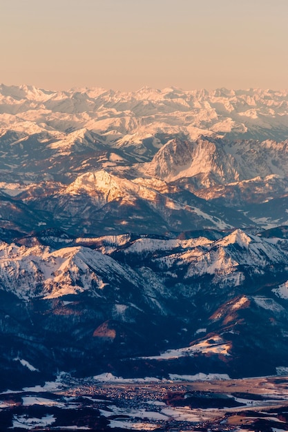 Фото Воздушный вид заснеженных гор на фоне неба