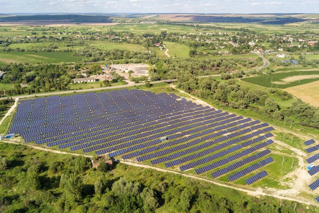 グリーンフィールドの太陽光発電所の航空写真クリーンな生態学的エネルギーを生成するためのパネルを備えた電気農場