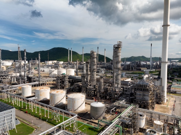Фото Вид с воздуха на электростанцию ​​нефтеперерабатывающего завода стальной трубы