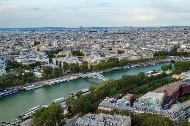 写真 ツアー・エイフェルから見た美しいセイン川とパリ市の空中景色