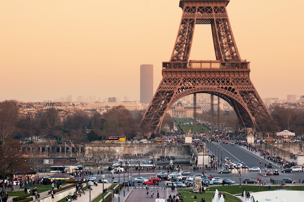 Фото Взгляд с воздуха на эйфелевую башню в париже во франции в прекрасный весенний день